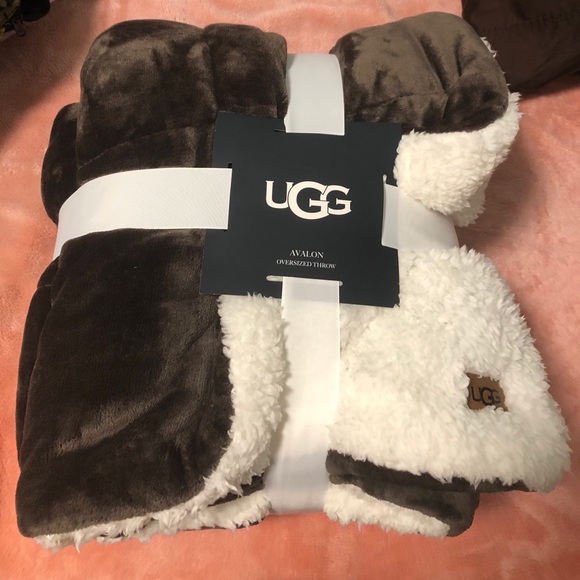 ugg big sur oversized blanket in off black